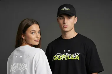 Моделі в білій та чорній футболках колекції